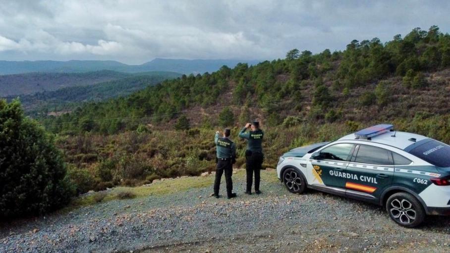 Agentes de la Guardia Civil observando una finca