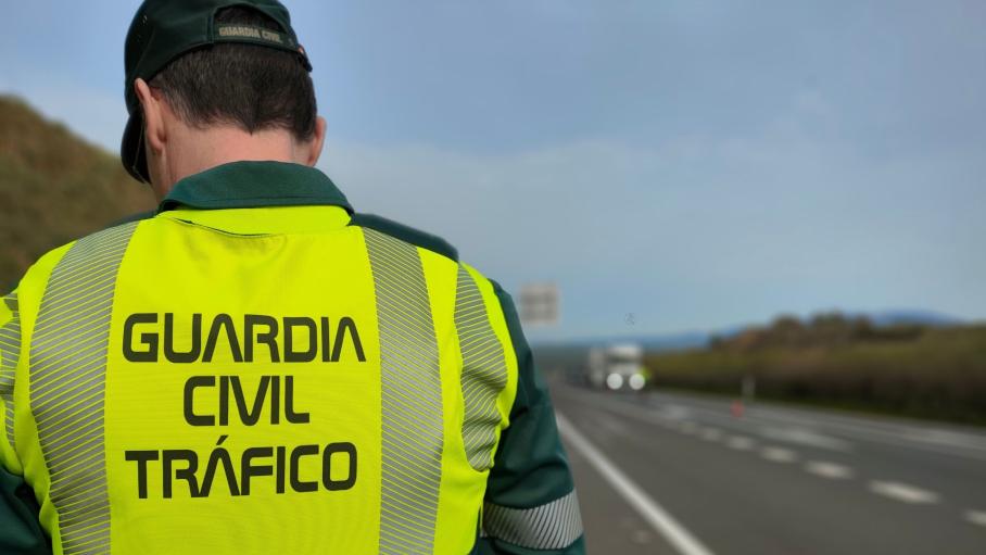 Agente de la Guardia Civil de Tráfico en una carretera