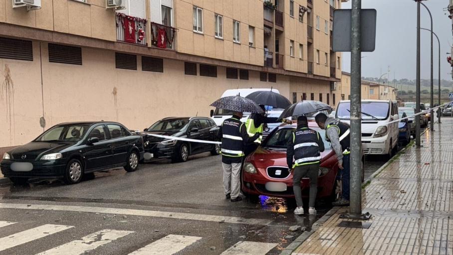 Policías investigando junto a los vehículos afectados por una explosión en la barriada de Llera, en Badajoz