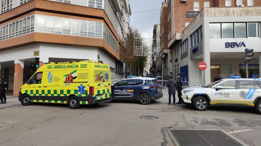 Cordón policial en la Diputación de Badajoz, tras ser desalojado al recibir un paquete sospechoso