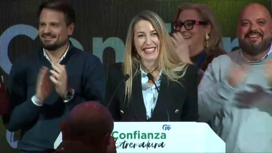 María Guardiola, durante la noche electoral