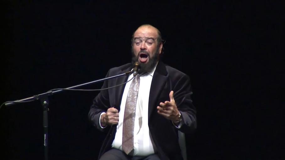 Miguel de Tena, cantaor de Ruecas, durante su Zambomba Flamenca en el Teatro López de Ayala de Badajoz
