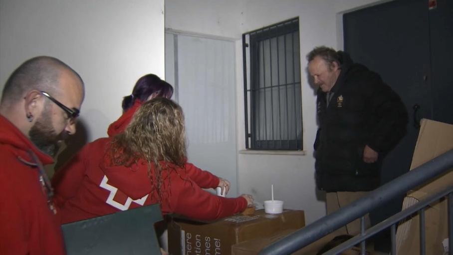 Voluntarios de Cruz Roja atienden a personas que duermen en la calle en Cáceres, durante las épocas de más frío