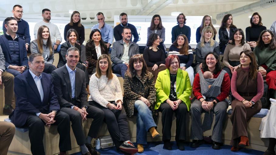 El presidente del Gobierno, Pedro Sánchez, acompañado por el ministro de Agricultura, Luis Planas, durante el acto de presentación de las medidas para facilitar el acceso a la actividad agraria, en el iHub La Vega Innova, a 14 de enero de 2026