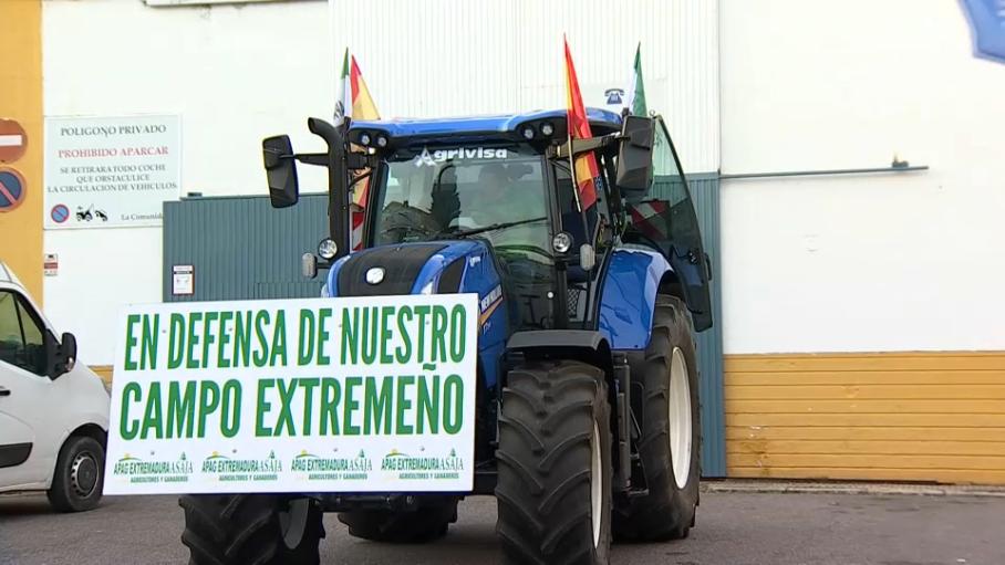 Tractor, con un mensaje de protesta en defensa del campo extremeño