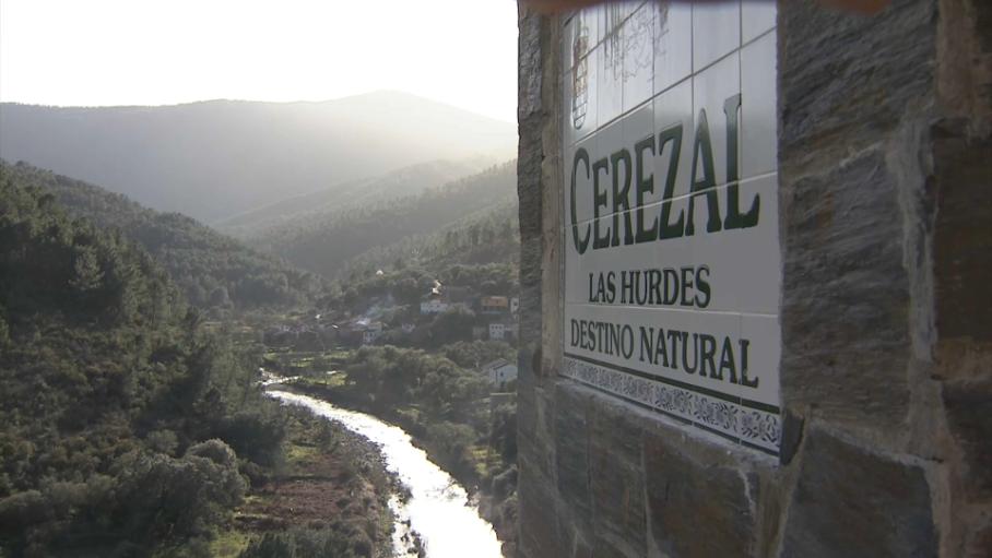 Cartel de Cerezal, donde la Guardia Civil busca a un hombre desaparecido