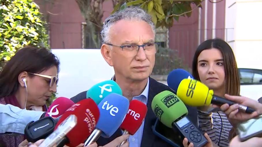 José Luis Quintana, presidente de la gestora del Partido Socialista en Extremadura, atiende a los medios de comunicación