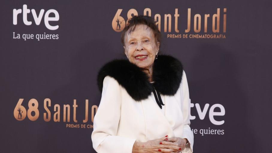 La actriz Gemma Cuervo posa durante el photocall de la 68ª edición de los premios RNE Sant Jordi de Cinematografía, a 24 de abril de 2024