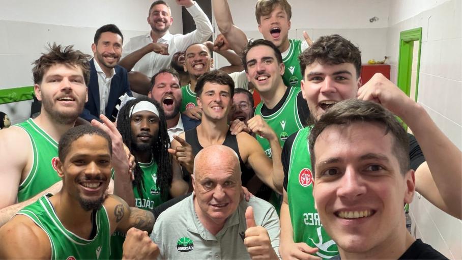 El Cáceres celebra la remontada y la victoria