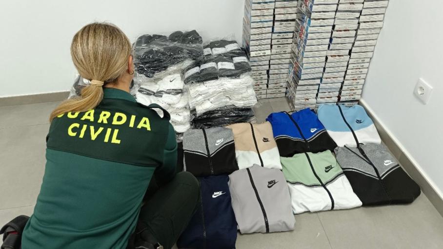 La Guardia Civil ha intervenido un importante lote de ropa presuntamente falsificada en un mercadillo de Coria