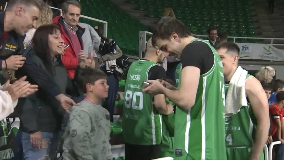 Jugadores del Cáceres con la afición tras la victoria ante Gijón
