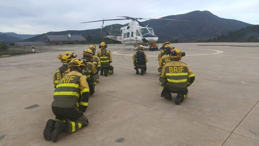 Efectivos de la Brigada de Refuerzo en Incendios Forestales en Pinofranqueado se preparan para actuar en el incendio
