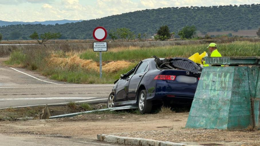 Accidente en la N-430 tras la salida de vía de un vehículo
