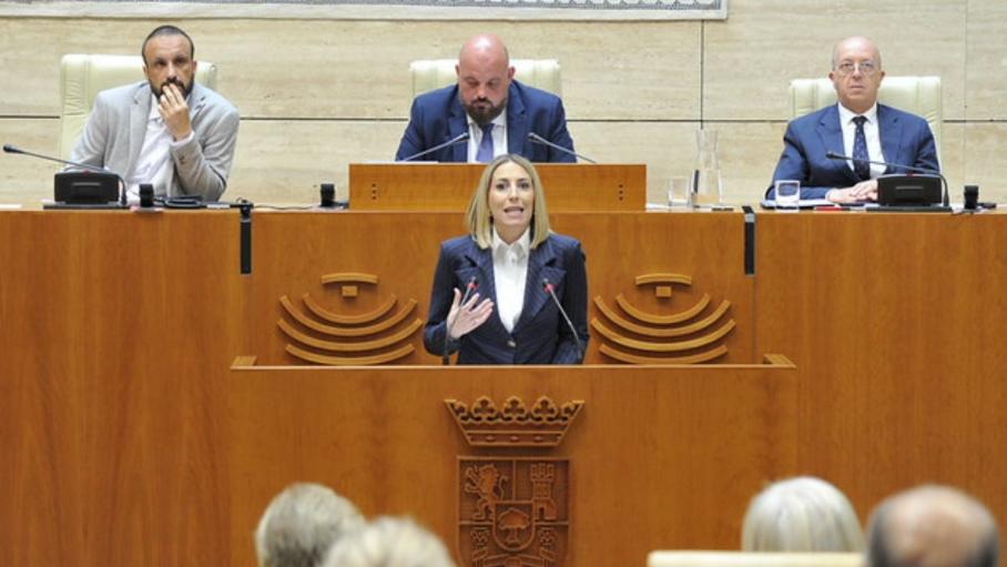 María Guardiola, candidata popular a la presidencia de la Junta de Extremadura, en la Asamblea