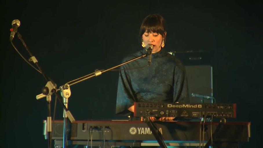 Chloé Bird durante su actuación en Plasencia