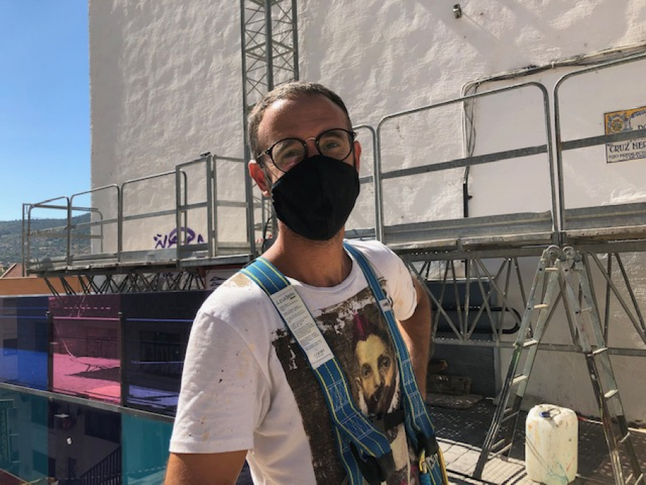 Jesús Mateos, Brea, comienza a pintar el mural homenaje a los héroes de la pandemia