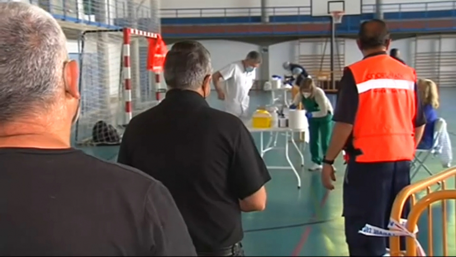 La vacunación masiva se está desarrollando en el pabellón polideportivo municipal.