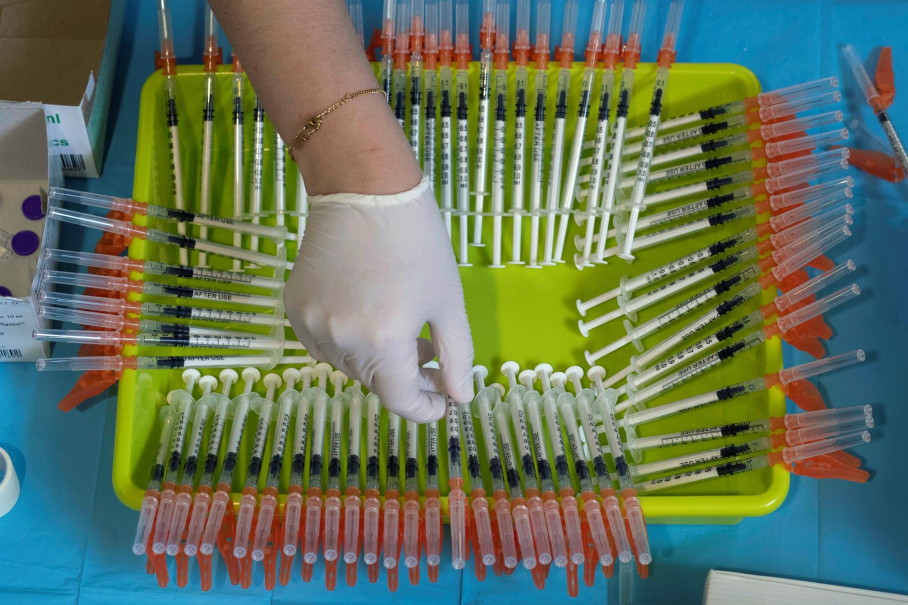 Una enfermera del Servicio Murciano de Salud prepara jeringuillas con dosis de la vacuna contra el Covid-19 "Comirnaty-Pfizer-BioNTech"