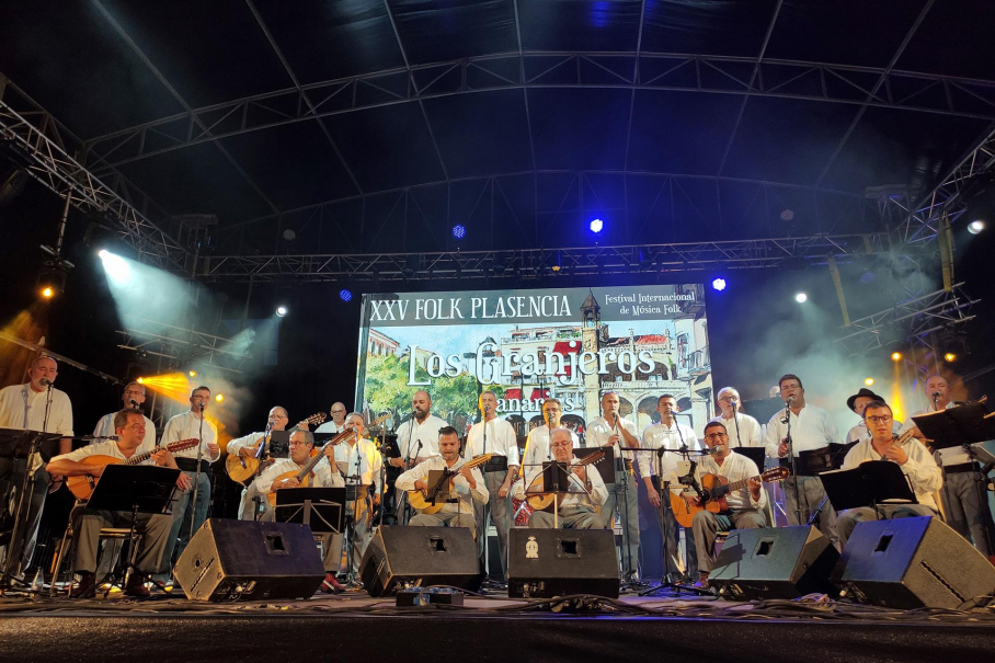 Los Granjeros, Acetre y Albaluna hicieron disfrutar con sus ritmos musicales a un auditorio de 400 personas limitado por las medidas sanitarias. En la imagen: Un momento de la actuación del grupo canario Los Granjeros.