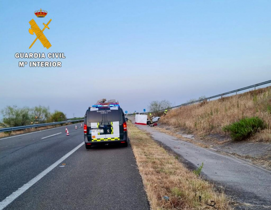 El equipo de atestados de la Guardia Civil, en el lugar del accidente