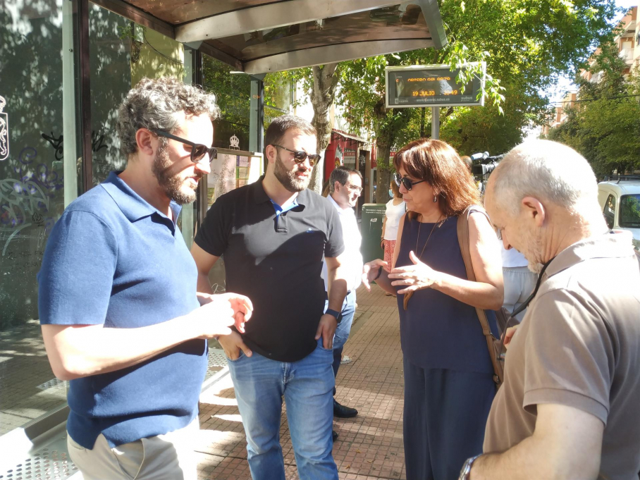 El alcalde de Cáceres, Luis Salaya, y el concejal de Servicios Públicos, Andrés Licerán, junto a los concejales de UP, Consuelo López e Ildefonso Calvo.