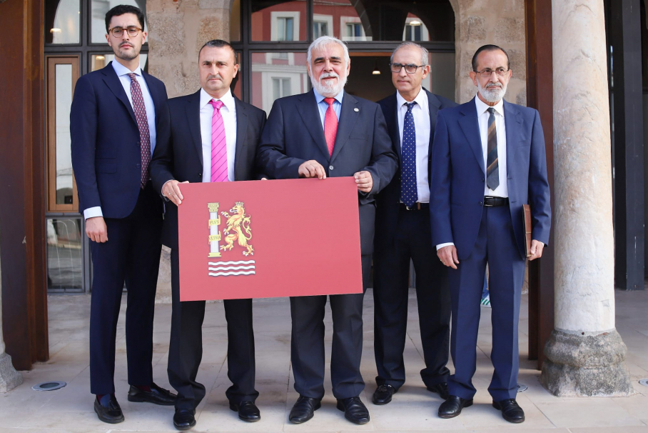 Miembros de la Comisión de la Bandera con la propuesta inicial.