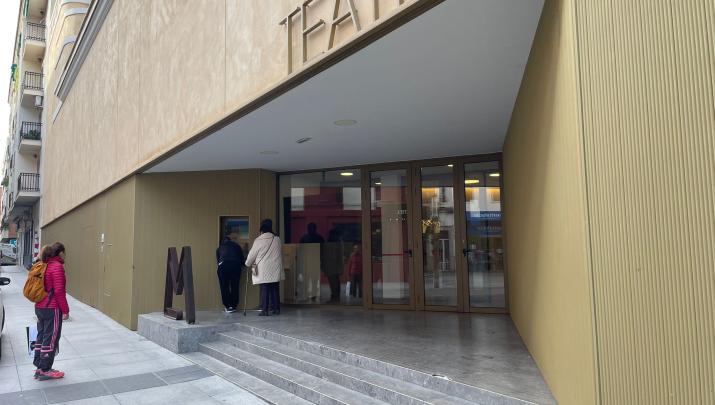 Espectadores sacando entradas en el Teatro María Luisa