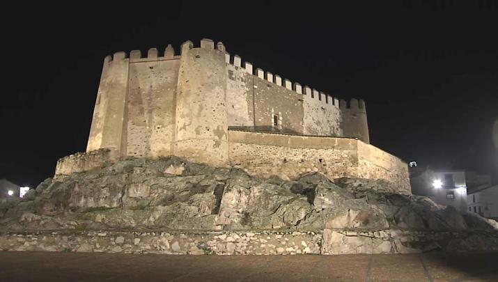 Así lucen por la noche los monumentos de Valencia del Ventoso