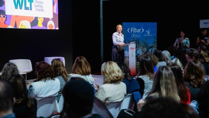 La presidenta de la Junta inaugura FITUR Woman: "El futuro del turismo pasa por el liderazgo femenino"