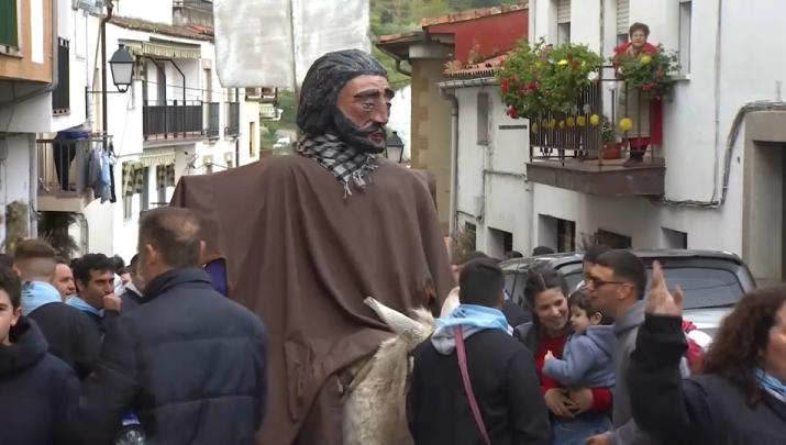 La quema del Judas llena de visitantes Cabezuela del Valle