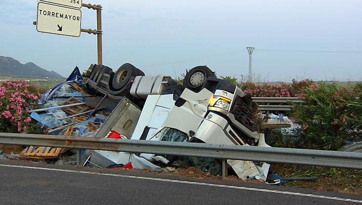 Tres carriles cortados en la Autovía A-5 en la salida de Torremayor por el vuelco de un camión