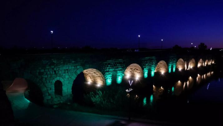 Mérida ilumina de verde algunos de sus enclaves para dar visibilidad a la ELA