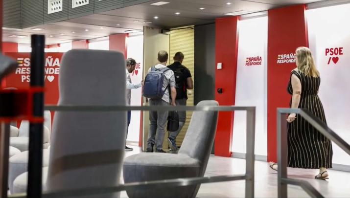 Agentes de la UCO en el interior de la sede del PSOE