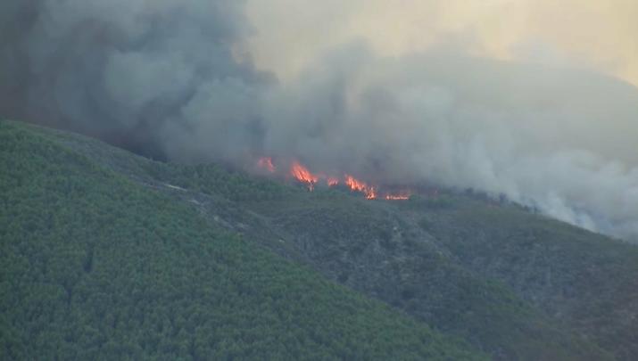 Desalojan la alquería de La Huerta, perteneciente a Caminomorisco, por el incendio