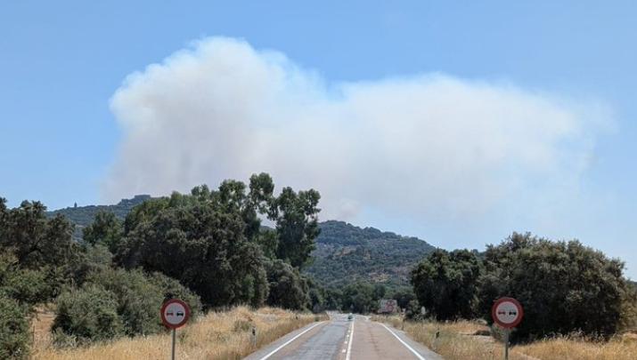 El Infoex interviene con cinco medios aéreos en un incendio en Arroyomolinos