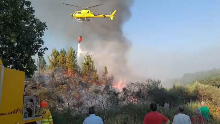 Un incendio en Acebo activa medios terrestres y aéreos en la Sierra de Gata