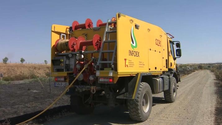 Medios terrestres y aéreos intervienen en un incendio forestal en Cañamero