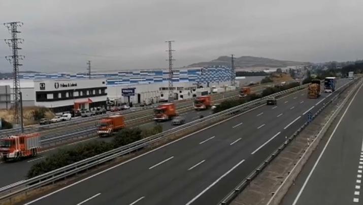 Llega el convoy alemán de veinte camiones y sesenta efectivos para combatir el incendio de Jarilla