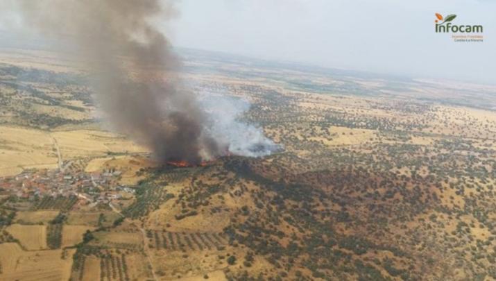 Medios extremeños refuerzan las labores de extinción en el incendio forestal de Navalmoralejo (Toledo)