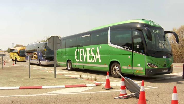 Autobuses preparados para la posible evacuación de Casas del Monte