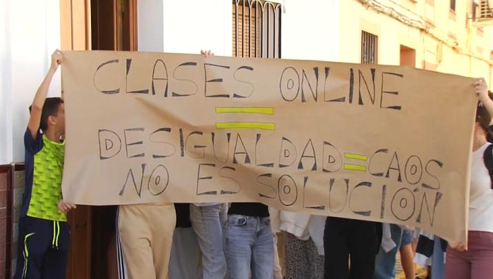Protestas por la situación del transporte escolar en Extremadura, y la enseñanza online