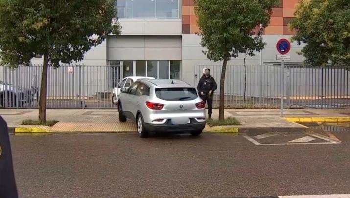 Llegada a los juzgados de los acusados por la muerte de una educadora social en Badajoz