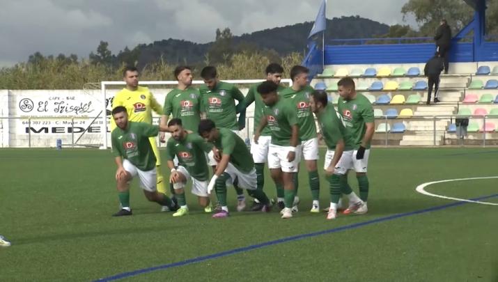 Jugadores de La Haba antes de su partido frente al Metelinense