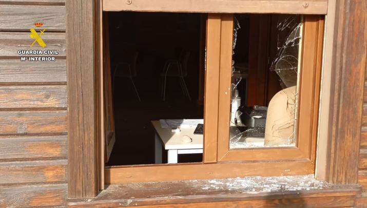 Ventana destrozada en el Centro de Interpretación de Riolobos