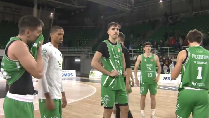 Los jugadores del Cáceres Patrimonio lamentan la derrota en el Multiusos en el último suspiro.