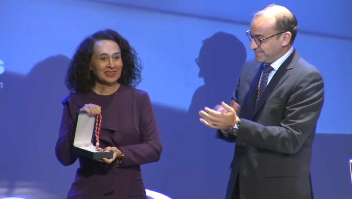 María Felix Tena recibe la Medalla de Cáceres