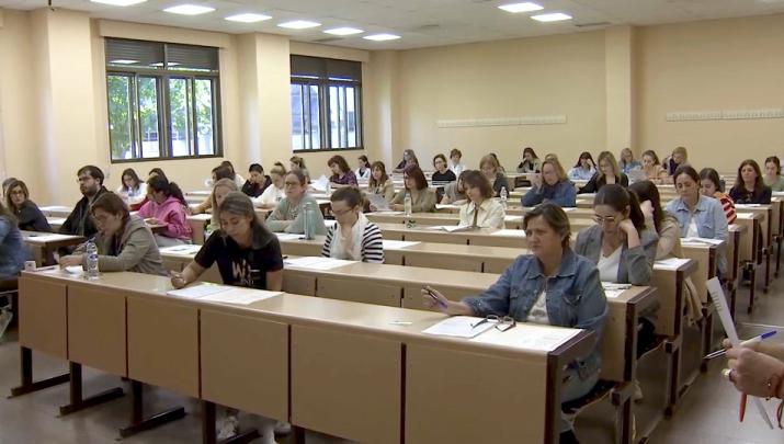 Varios opositores preparados para realizar una prueba por escrito