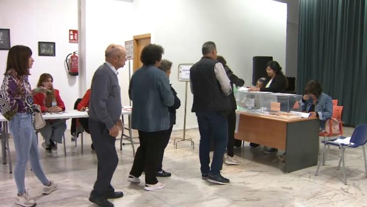 Extremeños votando en las elecciones