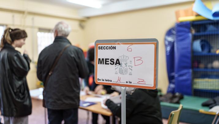 Papeletas electorales y sobres dentro de una urna electoral durante las elecciones autonómicas en Extremadura