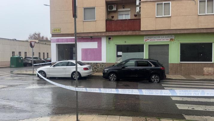 Cordón policial y vehículos afectados por la explosión en la barriada de Llera, en Badajoz